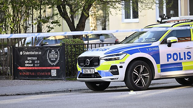 Policie zasahuje na m�st� st�elby na n�m�st� Vaksala v centru �v�dsk� Uppsaly, kde bylo zast�eleno n�kolik lid�. (29. dubna 2025)