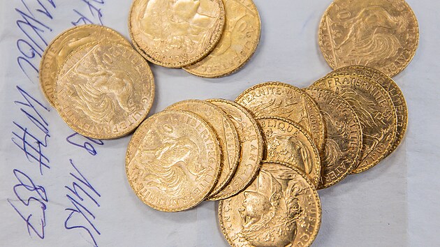 Muzeum v�chodn�ch �ech p�edstavilo n�lez minc�, tabat�rek a dal��ch p�edm�t� ze Zvi�iny. (25. dubna 2025)