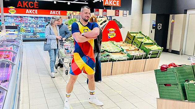 Maloobchodn� �et�zec Lidl netradi�n� nakro�il do sv�ta m�dy. V den, kdy startuje m�dn� festival Prague Fashion Week, poslal na p�ehl�dkov� molo modelky nastrojen� do oble�en� sv� vlastn� zna�ky. (24. dubna 2025)