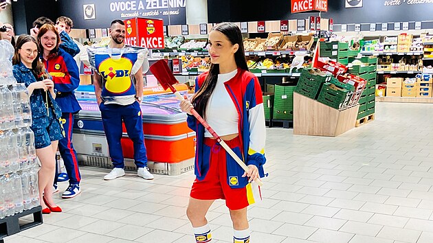 Maloobchodn� �et�zec Lidl netradi�n� nakro�il do sv�ta m�dy. V den, kdy startuje m�dn� festival Prague Fashion Week, poslal na p�ehl�dkov� molo modelky nastrojen� do oble�en� sv� vlastn� zna�ky. (24. dubna 2025)