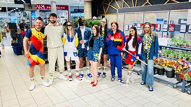 Maloobchodn� �et�zec Lidl netradi�n� nakro�il do sv�ta m�dy. V den, kdy startuje m�dn� festival Prague Fashion Week, poslal na p�ehl�dkov� molo modelky nastrojen� do oble�en� sv� vlastn� zna�ky. (24. dubna 2025)