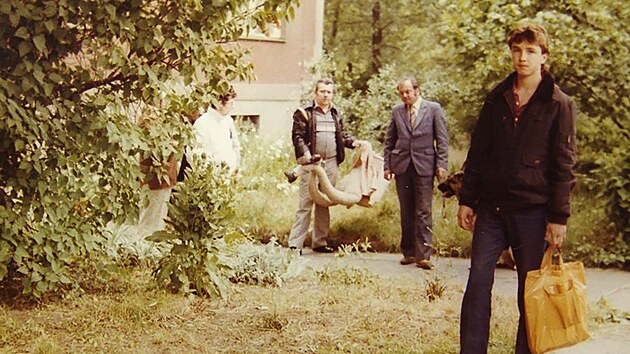 Trojnsobn vrah Ji Straka (v poped) pi rekonstrukci vrady. Po zadren Straka ochotn
ukazoval, jak zabjel.