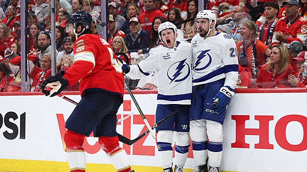 Nick Paul (vpravo) a Jake Guentzel slav� g�l proti Florid�.