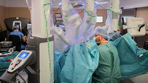 Gynekologov v Baov nemocnici ve Zln odoperovali sto pacientek s pomoc robotickho systmu DaVinci. (duben 2025)