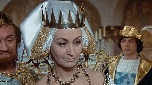 Karin Leschov� v roli kr�lovny v poh�dce T�i o��ky pro Popelku