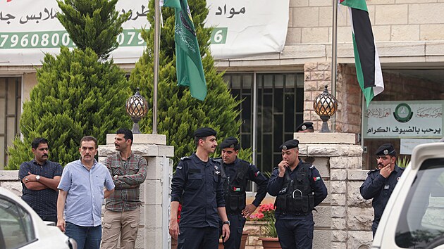 Jord�nsk� policie stoj� p�ed s�dlem Fronty isl�msk� akce, politick�ho k��dla Muslimsk�ho bratrstva v Jord�nsku, kter� vl�da zak�zala. (23. dubna 2025)