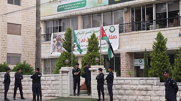 Jord�nsk� policie stoj� p�ed s�dlem Fronty isl�msk� akce, politick�ho k��dla Muslimsk�ho bratrstva v Jord�nsku, kter� vl�da zak�zala. (23. dubna 2025)