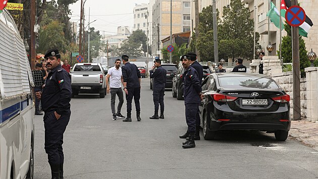 Jord�nsk� policie stoj� p�ed s�dlem Fronty isl�msk� akce, politick�ho k��dla Muslimsk�ho bratrstva v Jord�nsku, kter� vl�da zak�zala. (23. dubna 2025)