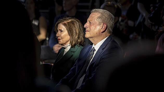 B�val� demokratick� kandid�t na prezidenta a viceprezident Al Gore vedle b�val� p�edsedkyn� Sn�movny reprezentant� USA Nancy Pelosiov�  na konferenci o klimatu v San Francisku. (21. dubna 2025)