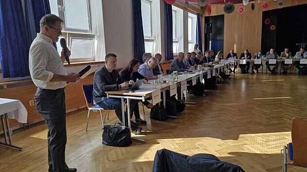 V Doln Lutyni na Karvinsku se konala nkolikahodinov beseda o plnech na vznik gigafactory. (28. dubna 2025)