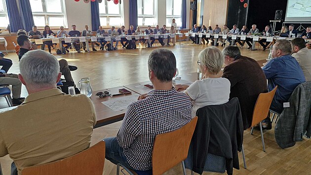 V Doln Lutyni na Karvinsku se konala nkolikahodinov beseda o plnech na vznik gigafactory. (28. dubna 2025)