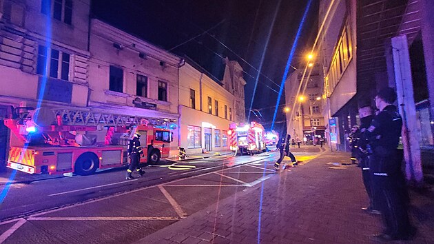 Zsah policist, hasi a zchran pi poru domu na Sokolsk td v centru Ostravy. (24. dubna 2025)
