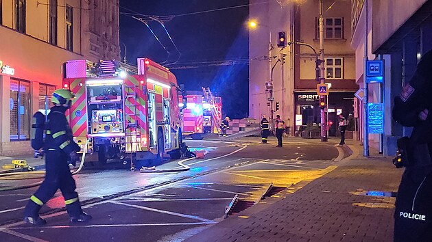 Zsah policist, hasi a zchran pi poru domu na Sokolsk td v centru Ostravy. (24. dubna 2025)