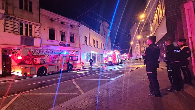 Zsah policist, hasi a zchran pi poru domu na Sokolsk td v centru Ostravy. (24. dubna 2025)