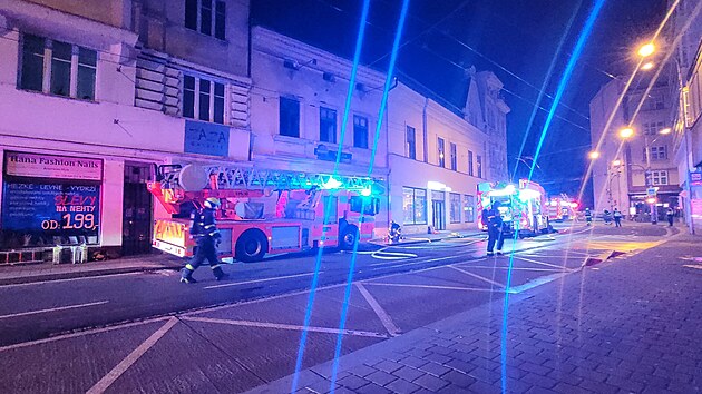 Zsah policist, hasi a zchran pi poru domu na Sokolsk td v centru Ostravy. (24. dubna 2025)