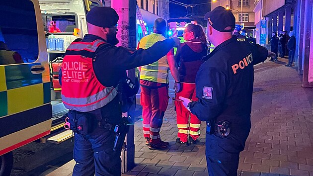 Zsah policist, hasi a zchran pi poru domu na Sokolsk td v centru Ostravy. (24. dubna 2025)