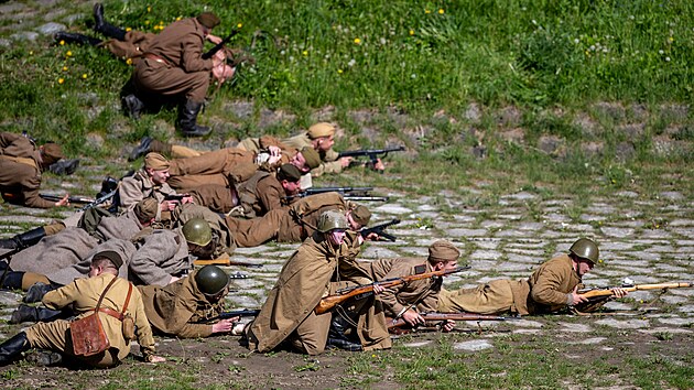 Historickou bitvu připomínající osvobození Ostravy před osmdesáti lety sledovaly u řeky Ostravice v centru města tisíce lidí. (26. dubna 2025)