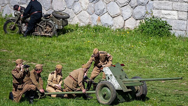 Historickou bitvu připomínající osvobození Ostravy před osmdesáti lety sledovaly u řeky Ostravice v centru města tisíce lidí. (26. dubna 2025)