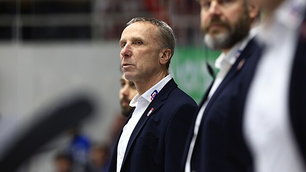 Pardubick trenr Milo Hoava sleduje dn na led bhem estho finle proti Komet Brno.