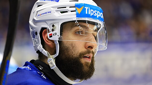 Brn�nsk� Libor Z�bransk� sleduje d�n� na led� b�hem �est�ho fin�le proti Pardubic�m.