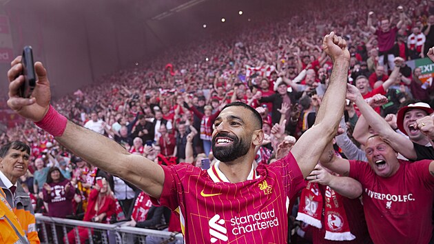 Mohamed Salah slaví s fanou�ky vít�zství Liverpoolu v Anglické lize.