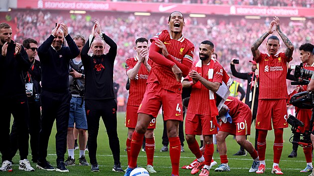 Fotbalist Liverpoolu slav s fanouky titul v Anglick lize.