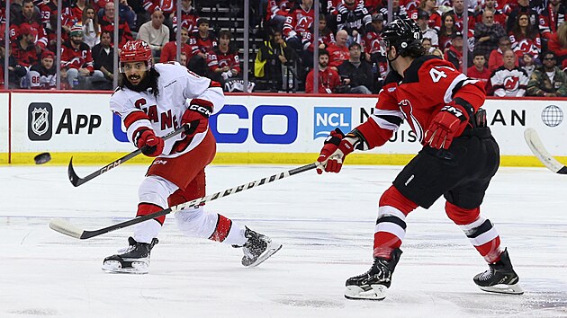 Obr�nce Caroliny Jalen Chatfield st��l� b�hem utk�n� proti New Jersey.