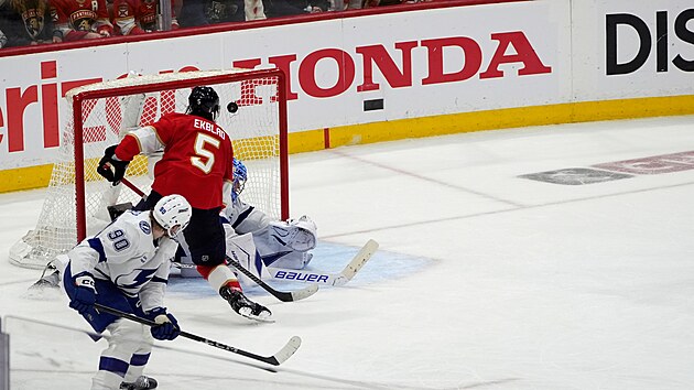 Aaron Ekblad pekonv Andreje Vasilevskho.