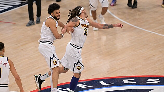 Jamal Murray chytá st�elce rozhodujícího ko�e Aarona Gordona.