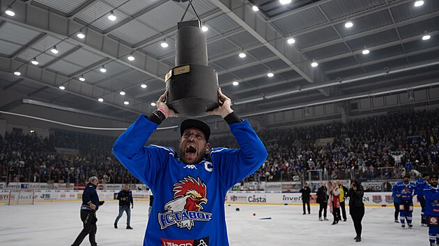 Jakub Such�nek zved� poh�r pro v�t�ze druh� ligy.