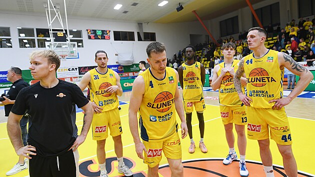 Smutní úste�tí basketbalisté v�etn� kapitána Pecky (vpravo).