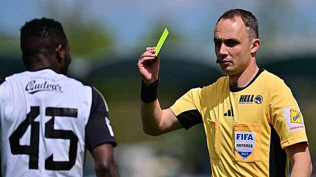 İnişe ek olarak, české Budějovice futbolcuları da ekpai için kırmızı karttan rahatsız oldular