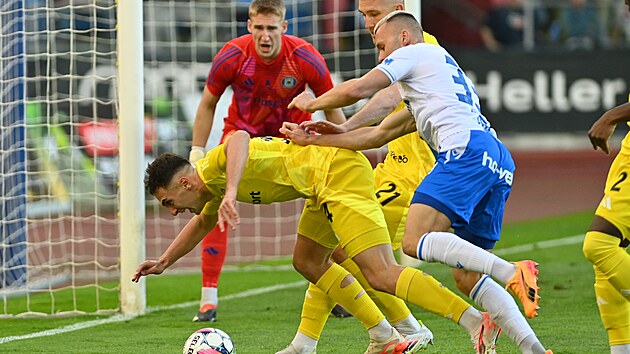 Erik Prekop se v pokutovm zem opr o Matje Hadae.