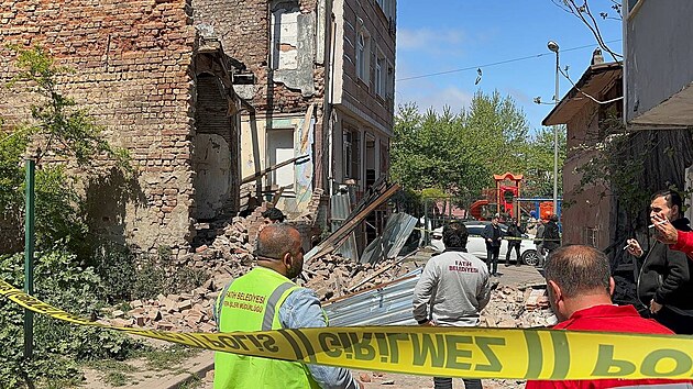 Istanbul zashlo zemtesen. Na snmku je oputn dm, kter se bhem otes zbortil. (23. dubna 2025)