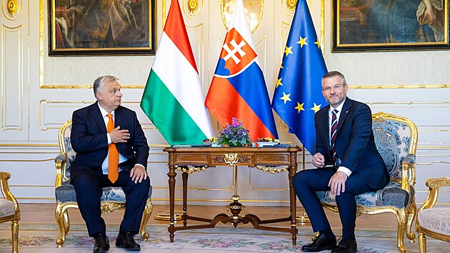 Ma�arsk� premi�r Viktor Orb�n (vlevo) nav�t�vil Slovensko. P�ijal ho prezident Peter Pellegrini. (28. dubna 2025)