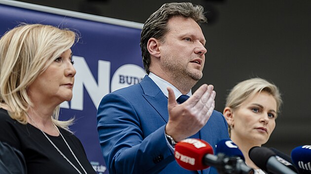 Poslanec ANO Radek Vondrek na tiskov konferenci ve Snmovn s fkou poslaneckho klubu Alenou Schillerovou a Tanou Malou (22. dubna 2025)