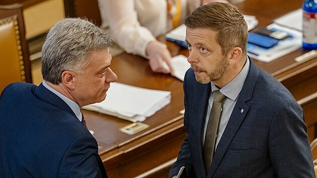 Ministr vnitra V�t Raku�an a ministr spravedlnosti Pavel Bla�ek ve Sn�movn� (22. dubna 2025)