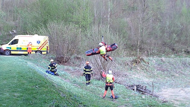 U eny, kter se zranila pi pdu z kola na single trailu v brnnskm Marinskm dol, zasahovali zchrani, hasii i policist. K transportu z nepstupnho ternu vyuili vakuov nostka a vrtulnk s palubnm jebem. (20. dubna 2025)