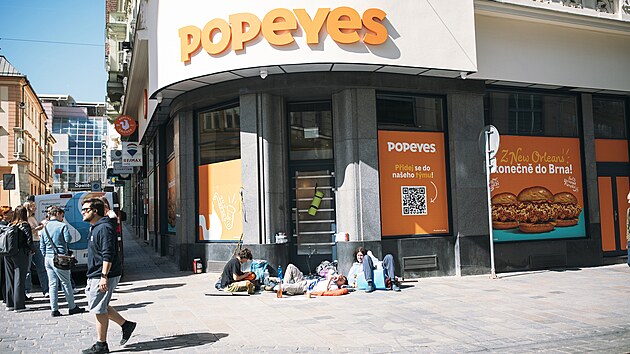 Prvn ti ekatel na oteven brnnsk poboky fastfoodovho etzce Popeyes, kter je v plnu v ter 29. dubna 2025, kempuj na mst u od nedle. Odmnou jim budou kuec sendvie na rok zdarma.