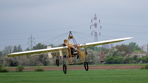 Replika Bl�riotu na leti�ti v Kun�tic�ch p�ipomn�la po 115 letech aviatika Ka�para. (25. dubna 2025)