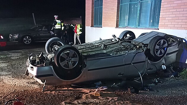 �idi� na Vsetínsku p�eto�il auto na st�echu, zastavilo se a� o budovu u...