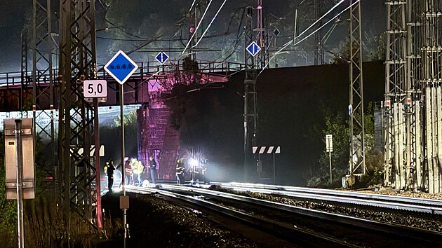 Místo střetu - vlak v Praze 16 srazil v pátek večer mladého muže, který měl vstoupit do kolejiště.