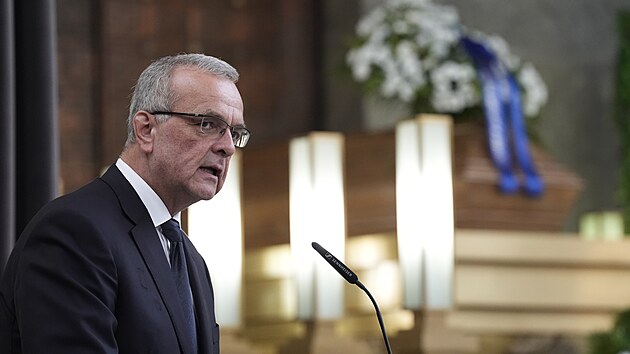 Na poh�bu Jarom�ra �t�tiny promluvil nap��klad b�val� politik Miroslav Kalousek. (24. dubna 2025)