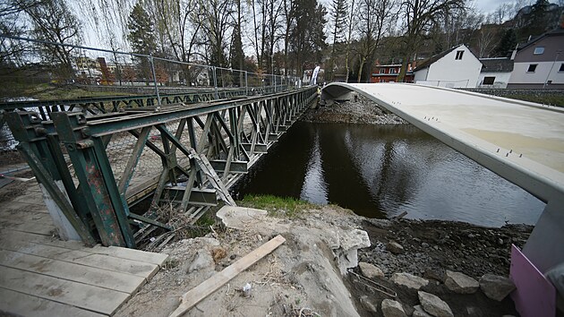 Vedle ocelovho vlenho mostu Bailey Bridge v Tebi u stoj zbrusu nov lvka.