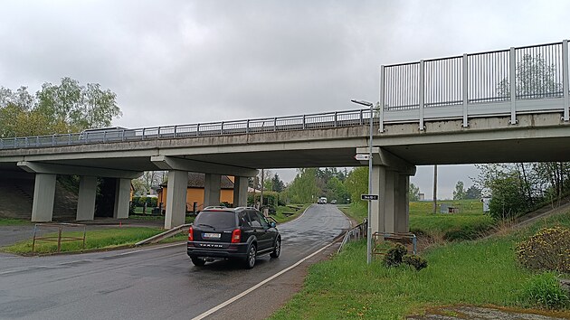 Most, po nm nad st Habr vede hlavn tah z Havlkova Brodu na Koln, nen ve patnm stavu. M vak ni nosnost, ne by bylo poteba. Kvli transportu nadmrnch nklad pi stavb dukovansk elektrrny mus bt proto zbourn a postaven znovu.
