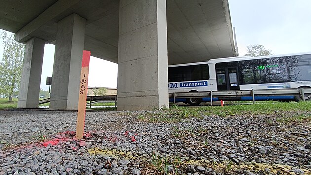 Most, po nm nad st Habr vede hlavn tah z Havlkova Brodu na Koln, nen ve patnm stavu. M vak ni nosnost, ne by bylo poteba. Kvli transportu nadmrnch nklad pi stavb dukovansk elektrrny mus bt proto zbourn a postaven znovu.