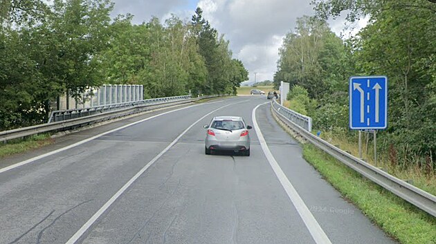 Most, po nm nad st Habr vede hlavn tah z Havlkova Brodu na Koln, nen ve patnm stavu. M vak ni nosnost, ne by bylo poteba. Kvli transportu nadmrnch nklad pi stavb dukovansk elektrrny mus bt proto zbourn a postaven znovu.