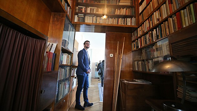 Návštěva vnitřku vily slibuje být zážitkem, protože interiéry druhého a třetího patra se dochovaly v patrně autentickém stavu ze 30. let včetně nábytku či bytových doplňků.