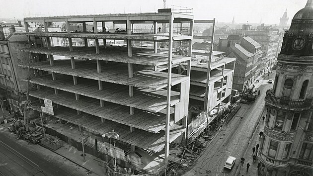 Takhle to na rohu Národní a Spálené vypadalo n�kdy mezi lety 1972 a 1975.