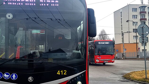 Linka 15 nyn bude nov jezdit jako trolejbus. Dosavadn autobusov provoz nahrad modern trolejbusy koda 33 Tr s pdavnmi bateriemi